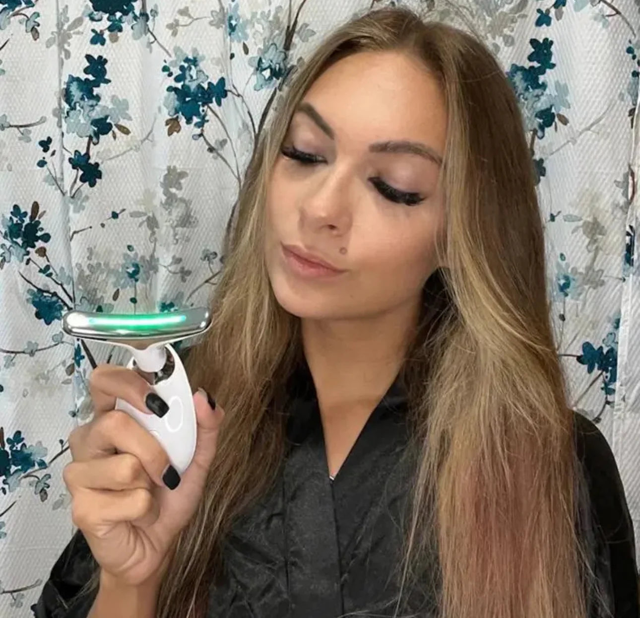 Image of Wavy Chic Beauty Facial Massager